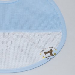 Babero para bordar azul