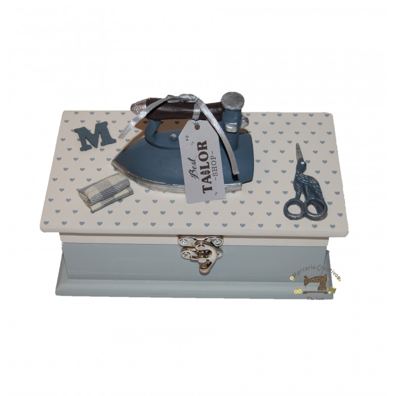 Costurero de madera adornado con plancha