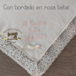 Pañuelo de bautizo con nombre y fecha bordados