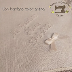 pañuelo bautizo con bordado en color arena