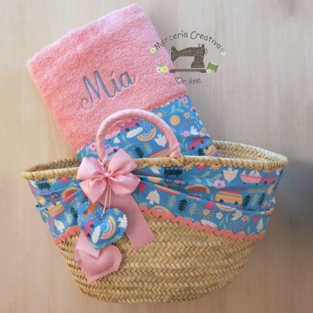 Capazo y toalla en rosa